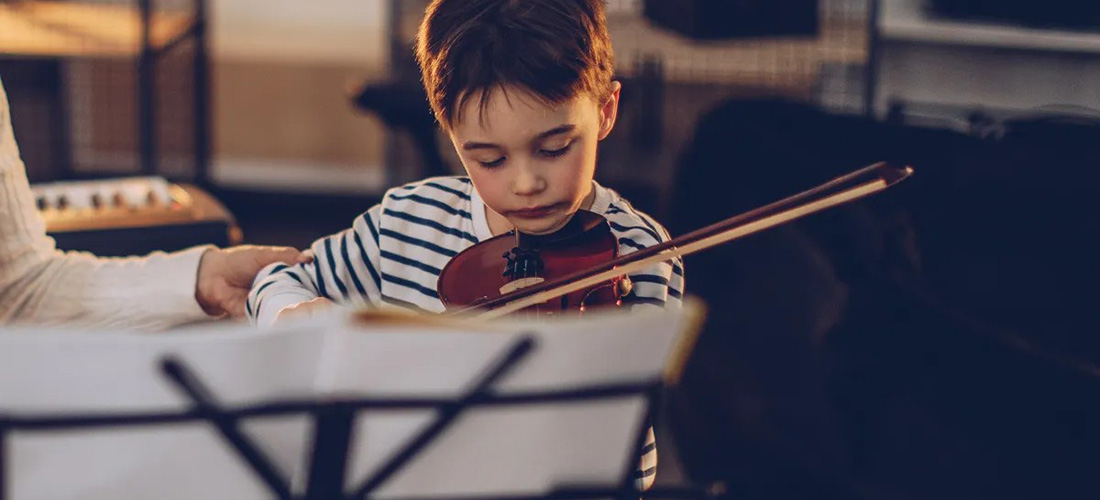child practicing the violin